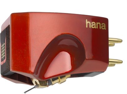 Célula Hana Umami Red em vermelho metálico brilhante, vista três quartos frontal, com cavidade lateral perfilada, cantilever fino sob a base e quatro conectores dourados na parte traseira