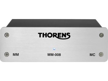 Thorens MM-008 MC zilveren phono-voorversterker, vooraanzicht, rechthoekige metalen behuizing, zilveren voorkant, zwart gecentreerd logo