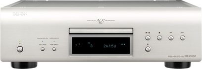 Odtwarzacz CD Denon DCD-2500NE w kolorze srebrnym, widok z przodu, niebieski wyświetlacz cyfrowy, srebrne przyciski i pokrętła sterujące