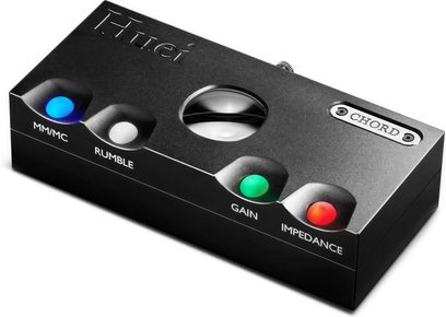 Chord Electronics' HUEI phono-forforstærker, sort kabinet med 4 farvede knapper og 1 drejeknap, set forfra i let nedadgående vinkel
