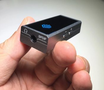 Přenosný digitálně-analogový převodník SPDIF Nuprime Hi mDAC černý, detailní pohled zepředu, držený v ruce