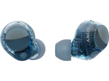 Навушники Sony WF-C710N синього кольору з напівпрозорого пластику, два навушники представлені в косому ракурсі спереду та з профілю, сіро-блакитні силіконові насадки та видима кругла решітка