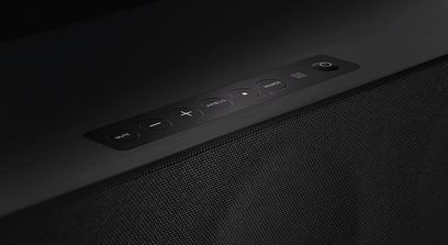 Barra audio Sennheiser AMBEO Soundbar Max nera vista dall'alto con pulsanti di controllo e logo sul pannello superiore