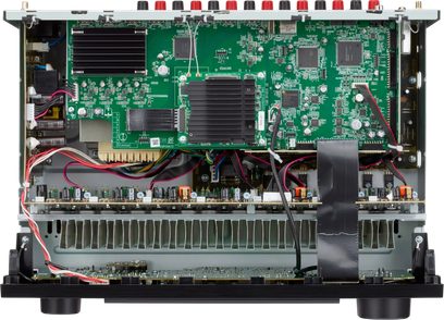 Otevřený AV receiver domácího kina Denon AVR-X2900HDAB, vnitřní pohled s elektronickými deskami, chladiči a kabely