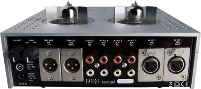 Preamplificador de auriculares Pathos Aurium plateado, vista frontal, 2 tubos de vacío, 8 tomas RCA, 4 potenciómetros, 2 tomas XLR, 2 tomas jack