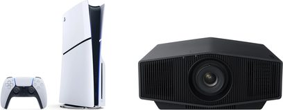 Sony VPL-XW5000ES sort videoprojektor, set forfra og fra siden, med sort Sony PS5 Slim-spillekonsol, på hvid baggrund
