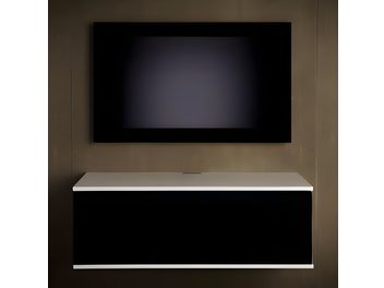 Duvara monte Unnu Classic Series Model 210 geniş AV mobilyası, beyaz ahşap, siyah ön panel, kablo geçişleri, önden görünüm
