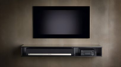 Nástěnný audio-video nábytek Unnu Classic Series Model 130S, černý, matný kov, dvě niky s soundbarem a přehrávačem
