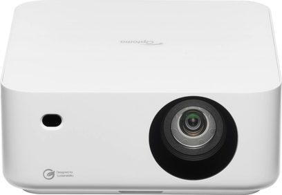Optoma ML1080ST hvid projektor set forfra, sort objektiv, logo "Designet til bæredygtighed"