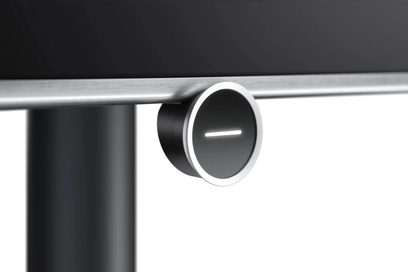 Televizor Loewe Antares 65 černý, detail stříbrného kruhového modulu pod obrazovkou