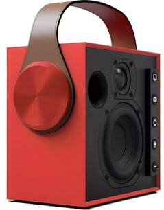 Kannettava Morel Biggie -Bluetooth-kaiutin rubiininpunaisena, kolmen neljäsosan näkymä vasemmalta edestä: rubiininpunainen metallinen kuutiomainen kotelo, musta etupaneeli, suuri metallinen sivusäädin, kaareva ruskean nahkainen kantokahva ja näkyvät kaiuttimet sekä painikesarake.