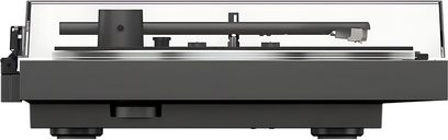 Sort Sony PS-LX3BT pladespiller set fra siden med lukket, gennemsigtigt låg og synlig tonearm