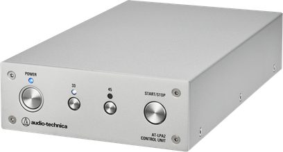 Audio Technica AT-LPA2 hi-fi kontrolboks i sølvfarvet børstet aluminium, set fra højre forfra i trekvart vinkel, med baggrundsbelyst tænd/sluk-knap, 33 og 45 omdr./min.-vælgere samt start/stop-knap
