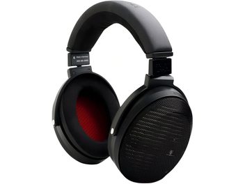 Otwarta przewodowa słuchawka hi-fi T+A Solitaire P-SE w matowej czerni, okrągłe aluminiowe muszle z dużą wypukłą metalową siatką, wnętrze nauszników w kolorze czerwonym, pałąk wyściełany ekoskórą, widok z przedniego trzech czwartych.