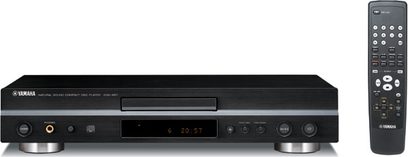 Yamaha CDX-497 sort CD-afspiller, set forfra, med display, knapper og fjernbetjening, på en ensfarvet sort overflade