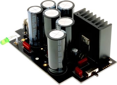 Scheda elettronica nera con grandi condensatori cilindrici, dissipatore di calore e LED verde, vista angolata