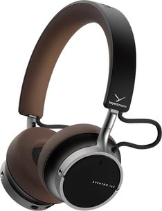 Beyerdynamic AVENTHO 100 kahverengi Bluetooth kulaklık, üç çeyrek açıdan görünüm, gümüş renkli metal çerçeve, kahverengi suni deriyle kaplanmış dolgulu kulak yastıkları ve kafa bandı iç kısmı, beyaz yazılı mat siyah dairesel kulak kapakları