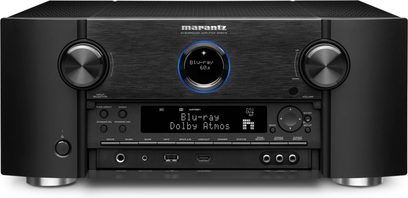 Чорний домашній кінотеатр Marantz SR8015, вигляд спереду, на центральному РК-дисплеї синє підсвічування з написом "Blu-ray Dolby Atmos"