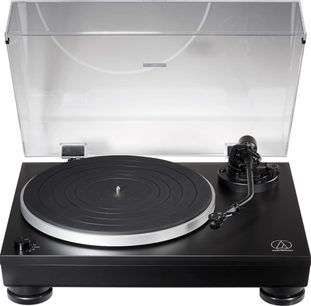 Sort Audio Technica AT-LP5X pladespiller, set forfra med gennemsigtig låg åben, placeret på en sort base