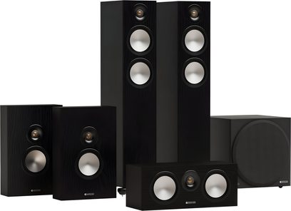 Monitor Audio Bronze 300 5.1 siyah ahşap dokulu siyah bitişli kolon hoparlör seti, iki kule, bir yatay merkez hoparlör, iki raf hoparlör ve bir subwoofer ile ön görünüm