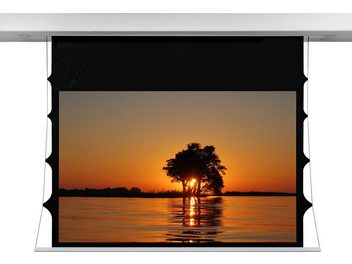 Pantalla motorizada empotrable Screen'up Inceiling T 80423HV desplegada, mostrando una puesta de sol sobre un lago con un árbol en primer plano