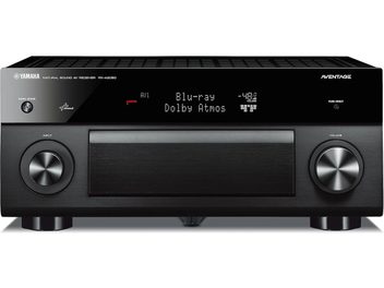 Yamaha RX-A2050 juodas namų kino stiprintuvas, priekinis vaizdas, mėlynas ekranas rodo "Blu-ray Dolby Atmos -42.0dB", 2 sukamieji rankenėlės