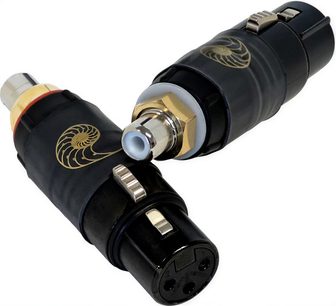 Schwarzer und goldener Cardas XLR-Stecker auf Cinch-Buchse-Adapter aus Metall mit vergoldeten Anschlüssen und schwarzer Geflechtummantelung
