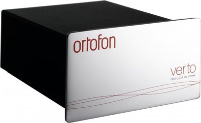 Rektangulær sort boks med "ortofon"-logo og teksten "verto" i hvidt på oversiden, set fra en frontal perspektivvinkel