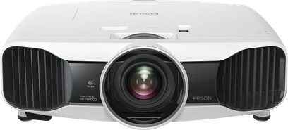 Epson EH-TW8100 hvid videoprojektor, set forfra, sort linse i midten omgivet af sorte gitre