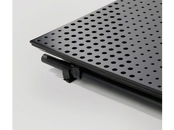 Svart perforerad akustisk panel Artnovion FixArt Tube Double plast sedd ovanifrån, regelbundna cirkulära hål