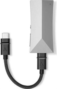 Přenosný audio převodník AK-HC4, pohled shora, černý pletený kabel, konektory USB‑C a 3,5mm jack, stříbrné pouzdro