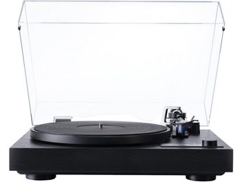 Czarny gramofon hi-fi Dual CS 618 Q z drewna i metalu, czarny okrągły talerz, czarne ramię z niebieską wkładką, uniesiona przezroczysta pokrywa przeciwkurzowa, obrotowy przycisk z przodu po prawej stronie, widok z przodu