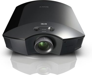 Sony VPL-HW20 sort videoprojektor, set forfra, linse i midten, sensorer og knapper øverst, Sony-logo