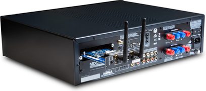 NAD C399 musta stereovahvistin edestä kuvattuna, liittimet ja säätimet etupaneelissa, tuuletusaukot päällä
