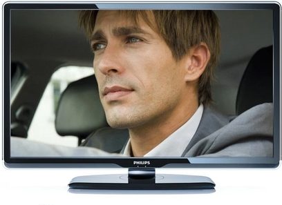 Philips 47PFL8404H-fladskærms-tv, der viser et billede af en mand med kort brunt hår, som sidder i en bil
