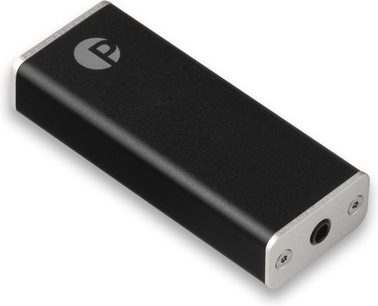 Zwarte rechthoekige draagbare audioconverter met metalen uiteinden, perspectiefweergave, ronde audioconnector en 2 zichtbare schroeven