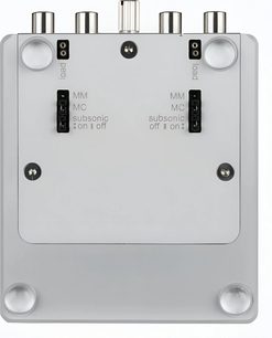 ClearAudio Nano Phono V2 sølvfarvet phono-forforstærker, frontvisning, rektangulært sølvfarvet kabinet med knapper og audio-stik