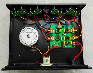 Alimentatore Taga Harmony PC-7000 nero aperto, vista frontale, 4 trasformatori toroidali verdi, circuiti stampati, cavi colorati