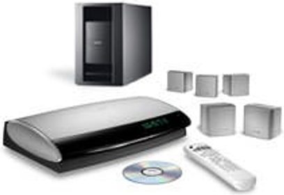 System kina domowego Bose Lifestyle 18 składający się z odtwarzacza DVD, 5 głośników sześciennych i subwoofera, widok z przodu