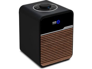Radio de mesa Ruark Audio R1S negra, frontal con lamas de madera, pantalla, rueda superior, vista 3/4 frontal