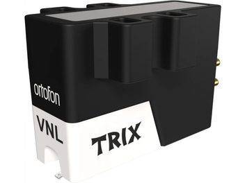 Ortofon VNL TRIX-Tonabnehmer, schwarzes und weißes Kunststoffgehäuse, Dreiviertelansicht, vergoldete rückseitige Anschlüsse, Befestigungsbohrungen