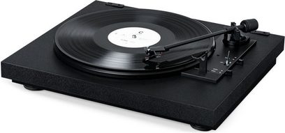 Ovenfrabilledet af den sorte Pro-Ject A1 pladespiller med plade, tonarm og pickup på et rektangulært, matsortsokkel