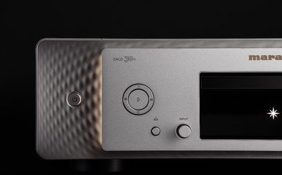 Marantz SACD 30n sølvgyllen CD-spiller, svart frontpanel, knapper og LCD-skjerm, nærbilde forfra