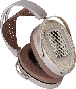 Öppna hi-fi-hörlurar från Hifiman i champagnefärg, bruna öronkuddar och huvudbygel i perforerat läder, snett framifrån