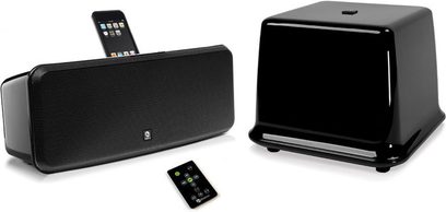 Černé dokovací stanice Boston Acoustics i-DS3, jedna kompaktní a jedna větší, s dokem pro iPod a dálkovým ovládáním