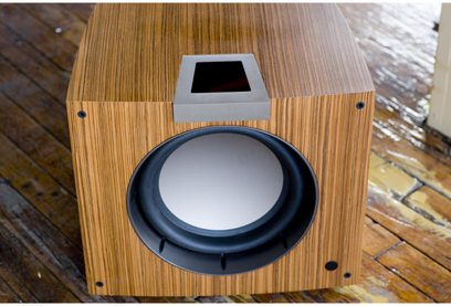 Klipsch P-312W natural subwoofer set forfra, sort højttaler, firkantet gitter, kabinet i lyst træ