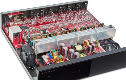 Anthem MDX8 sort effektforstærker, set oppefra med åben top, der afslører de røde printplader og elektroniske komponenter