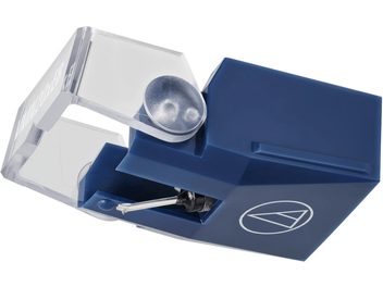 Diamentowa wkładka gramofonowa Audio Technica AT-VMN20xEB w kolorze granatowym, w plastikowej obudowie z białym logo, z widoczną metalową igłą i przezroczystą osłoną ochronną, widok z trzech czwartych