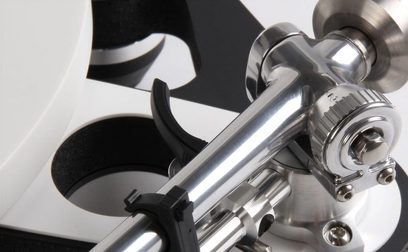 Rega Planar 10 mat sort pladespiller med Apheta 3 MC-pickup. Nærbillede af den polerede aluminiumstonarm