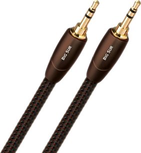 Detailní záběr mírně zešikma na kabel Audioquest Big Sur Jack/Jack 3,5 mm, délka 3 m, černý a měděně hnědý opletený plášť, matné hnědé kovové konektory s označením BIG SUR, pozlacené konektory